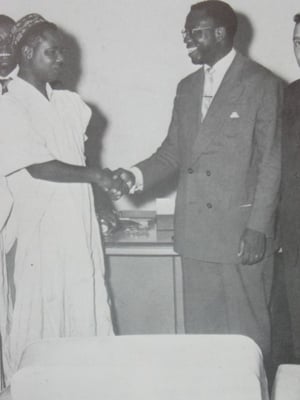 Ahidjo (en gandoura) et Mbida (lunettes et costume)