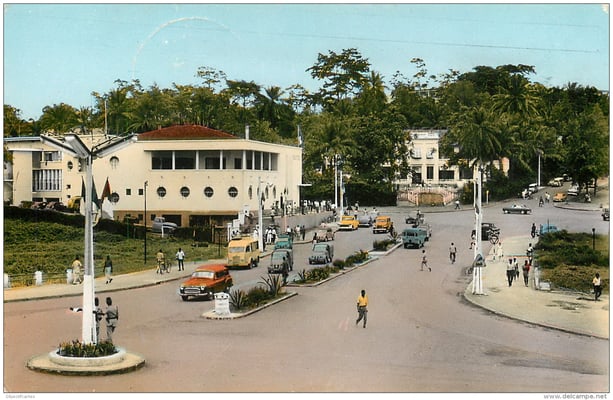 Le Carrefour de la Poste Centrale. 