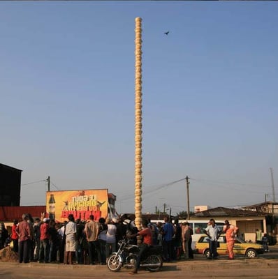 La colonne Pascale Totem de marmites par Pascale Martine Tayou au Carrefour Shell New Bell 2010