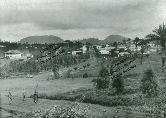 Yaoundé 1937. Yaoundé en 1937 Voici ce qu'était l'actuelle avenue Ahidjo à Yaoundé à cette époque.  Cette route était l'axe principal de la ville où tout se passait, aux alentours ce n'était que foret. La route divisait la ville avec à droite le quartier 