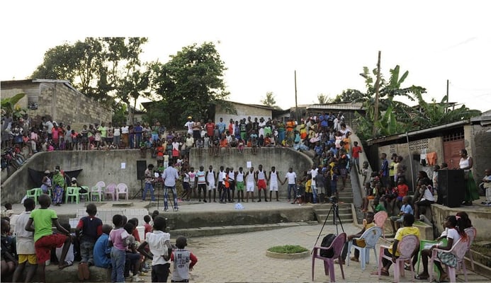 Le théatre Source au quartier Ndogpassi  par Didier Schaub et Philip Aguire y ortega de Belgique  2013
