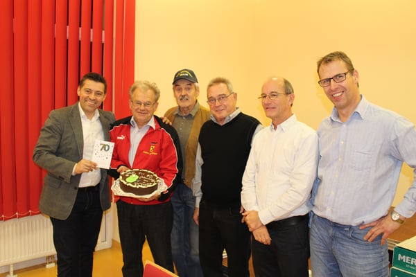 Altsektionsleiter Reinhard Graf konnte im Rahmen der Weihnachtsfeier des TTV Sierndorf gefeiert werden! 70 Jahre zierte die Torte.