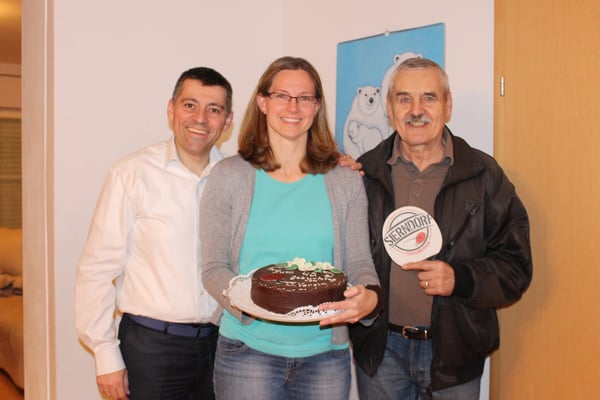 Martina Wilder wurde an ihrem Geburtstag von Helmut Faltinger mit einer Torte überrascht.