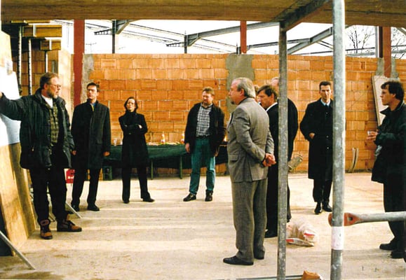 Baustelle des Firmengebäudes aus den 2000er-Jahren mit Mitarbeitenden.