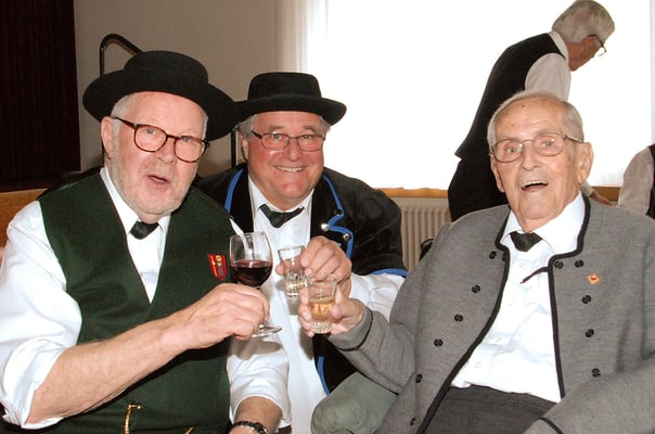 Willy Walter (Dirigent), Beni Rüedi (Präsident) und Jubilar Hermann Noser (v.l.nr.)