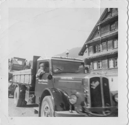 SAURER V8 mit Chauffeur Leo Kälin-Zehnder ging mit 43 Dienstjahren in Pension