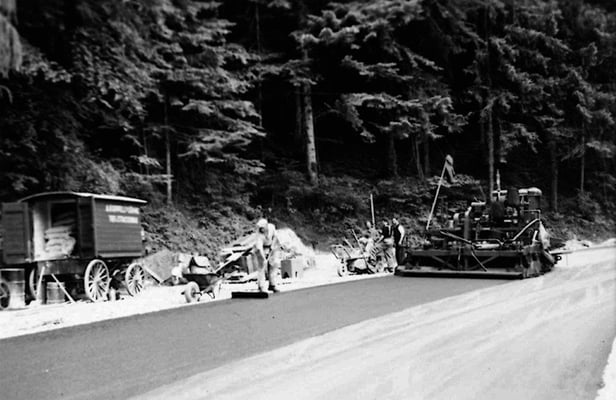 Belagseinbau mit dem ersten Fertiger Barber Green: Axenstrasse beim Wolfsprung, ca. 1956