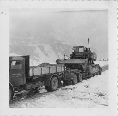Transport der MENCK Schürfkübelraupe, ca. 1963