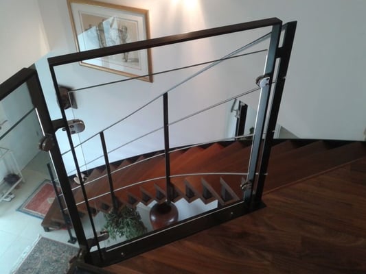 Bolzentreppe Freitragend mit Wandwange aus Stahl,  Flachstahl-Geländer, Holzart Esche gebeizt