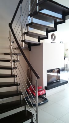 Bolzetreppe ohne Wandwangen,  Steigungsdreieck Lauf -3-, Holzhandlauf , Edelstahlpfosten,