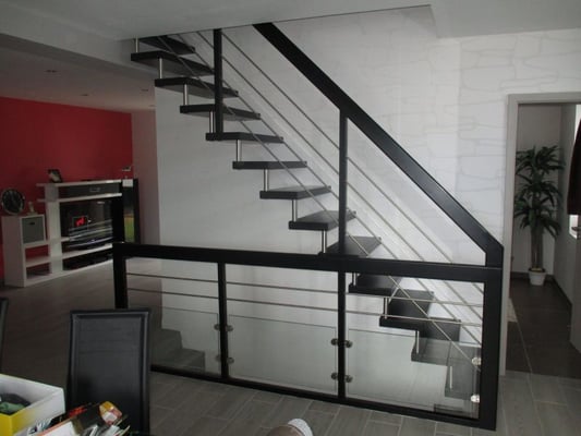 Bolzentreppe Freitragend mit Wandwange 002