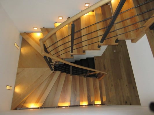 Bolzentreppe Freitragend ohne Wandwangen, Stahlpfosten 40 x 40 mm, Holzart: Esche