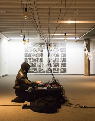 Bernhard Hollingers "Musik für Glühbirnen", Performance