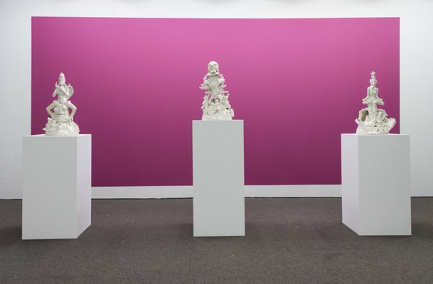 "Perfect Silence II", "Big Dreamer", "Perfect Silence I" (2022), glasierte Keramik - Elisabeth Kilala Stumpf