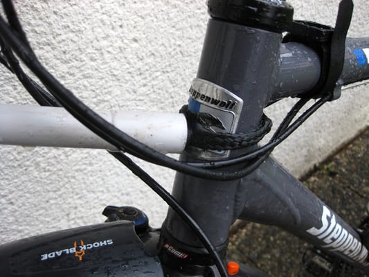 Rohr und Zugleine am Steuerkopf.