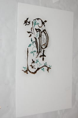 Réalisation d'une lettrine en stage de découverte de l'enluminure chez SC-enluminure