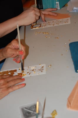 Réalisation d'un marque-pages enluminé en stage de découverte de l'enluminure chez SC-enluminure