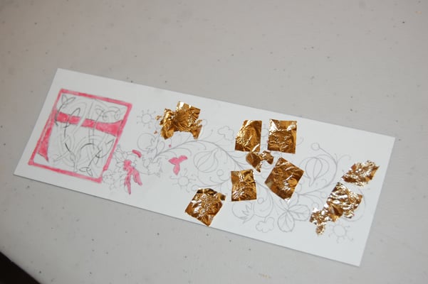 Réalisation d'un marque-pages enluminé en stage de découverte de l'enluminure chez SC-enluminure