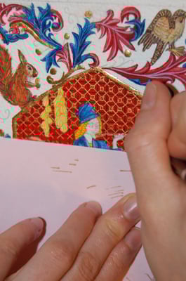 Réalisation d'une miniature par une élève pendant les cours dispensés à l'atelier sc-enluminure par Sandra Clerbois