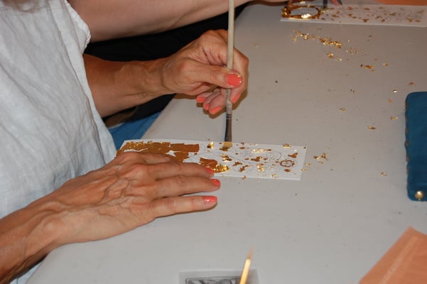 Réalisation d'un marque-pages enluminé en stage de découverte de l'enluminure chez SC-enluminure