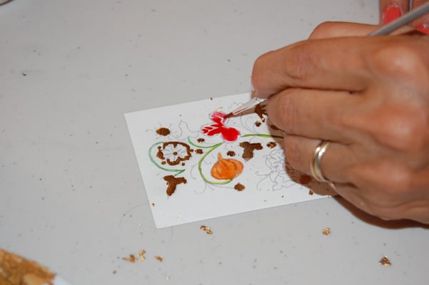 Réalisation d'un marque-pages enluminé en stage de découverte de l'enluminure chez SC-enluminure