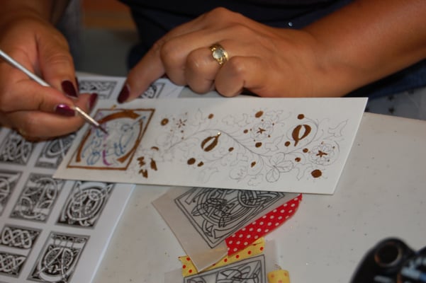 Réalisation d'un marque-pages enluminé en stage de découverte de l'enluminure chez SC-enluminure