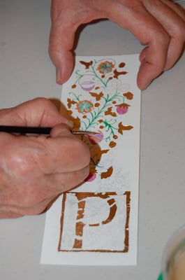 Réalisation d'un marque-pages enluminé en stage de découverte de l'enluminure chez SC-enluminure