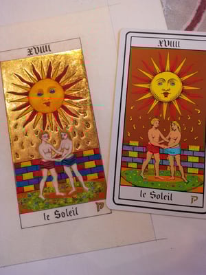 Réalisation d'une enluminure carte de tarot par un élève pendant les cours dispensés à l'atelier sc-enluminure par Sandra Clerbois