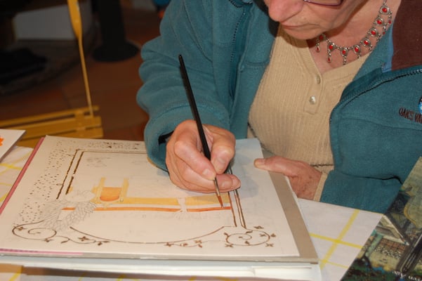 Une élève en plein travail d'enluminure pendant les cours dispensés à l'atelier sc-enluminure par Sandra Clerbois