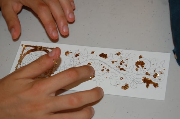 Réalisation d'un marque-pages enluminé en stage de découverte de l'enluminure chez SC-enluminure