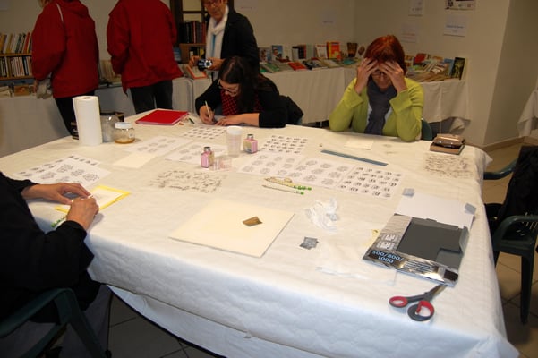 Réalisation d'une lettrine en stage de découverte de l'enluminure chez SC-enluminure