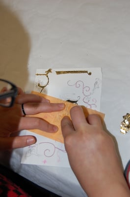 Réalisation d'une lettrine en stage de découverte de l'enluminure chez SC-enluminure