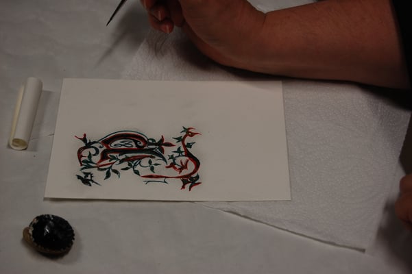 Réalisation d'une lettrine en stage de découverte de l'enluminure chez SC-enluminure