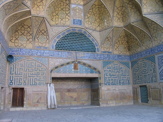 室内の音響効果を考慮した天井壁。