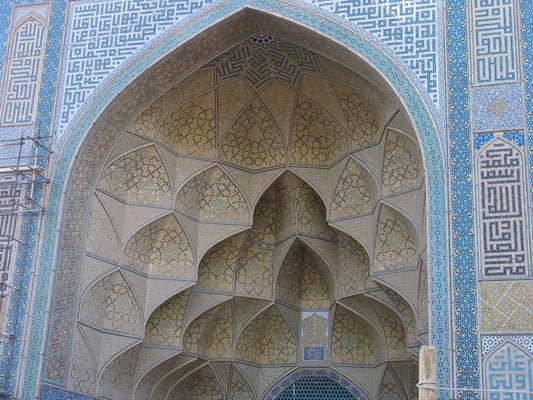 音響効果を考慮した天井壁。