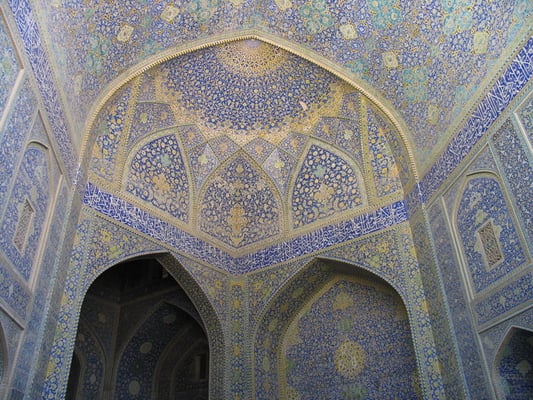 内部の天井や壁面を飾るモザイクタイル。その鮮やかな彩色とイスファハンブルーに注目。