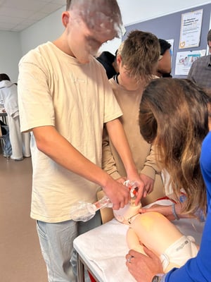 Am Infostand der Schwesternschaft München BRK e. V. wurde eine Säuglings-Reanimation angeboten.