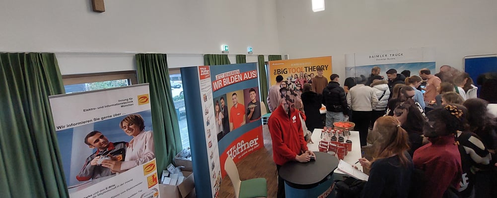 Blick in einen gut besuchten Messeraum.