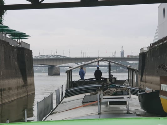 Ausfahrt aus dem Rheinauhafen Köln auf den Rhein mit Deutzer Brücke und (dahinter) Hohenzollernbrücke [© Andy R. 15.09.2022]