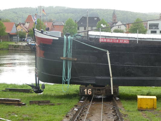 WILLI auf der Helling der Erlenbacher Schiffswerft