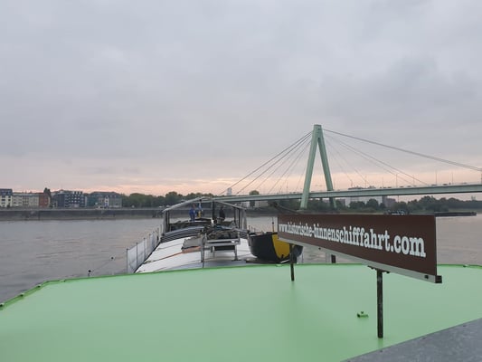 Köln zu Berg (Rhein-km 687.6) mit Severinsbrücke [© Andy R. 15.09.2022]