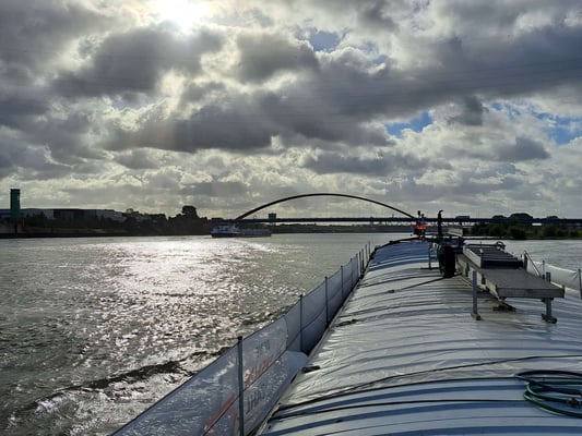 WILLI auf dem Rhein zu Berg; unterhalb der Brücke der Solitarität Duisburg (© 16.09.2025 Andy R.)