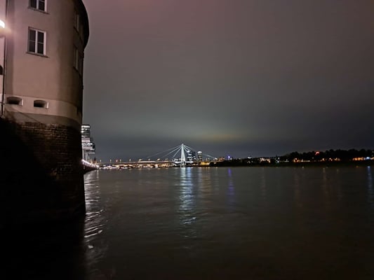 Köln bei Nacht: Rheinbastion, Kranhäuser und Severinsbrücke (© Andy R. 17.09.2025)