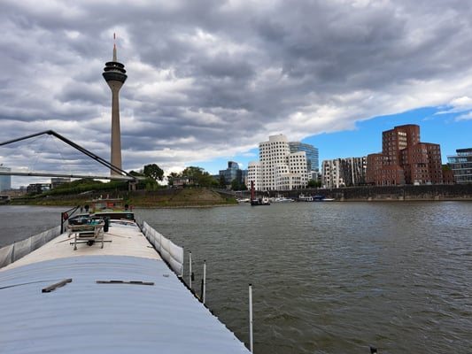 Hafeneinfahrtsbrücke und Rheinturm Düsseldorf (© 16.09.2025 Andy R.)