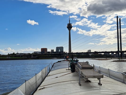 Rheinkniebrücke und Rheinturm Düsseldorf (© 16.09.2025 Andy R.)