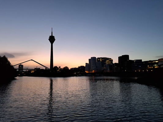 Düsseldorf; Hafenausfahrt und Rheinturm (© Andy R. 17.09.2025)