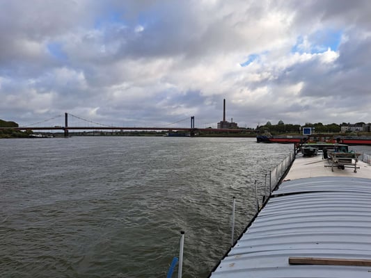 WILLI ist auf dem Rhein; im Hintergrund die Friedrich-Ebert-Brücke Duisburg (© 16.09.2025, 9 Uhr Andy R.)