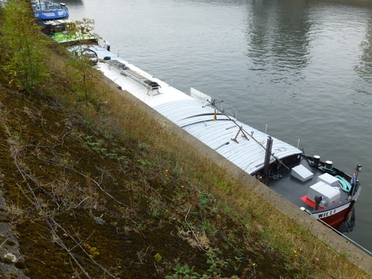 Liegeplatz im Hafenkanal Duisburg