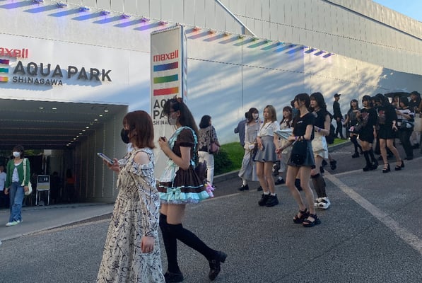 Konzert einer Boygroup, die jungen Damen warten geduldig auf den Einlass.