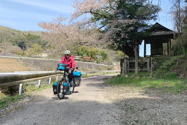Wann immer möglich weg von grossen Strassen.